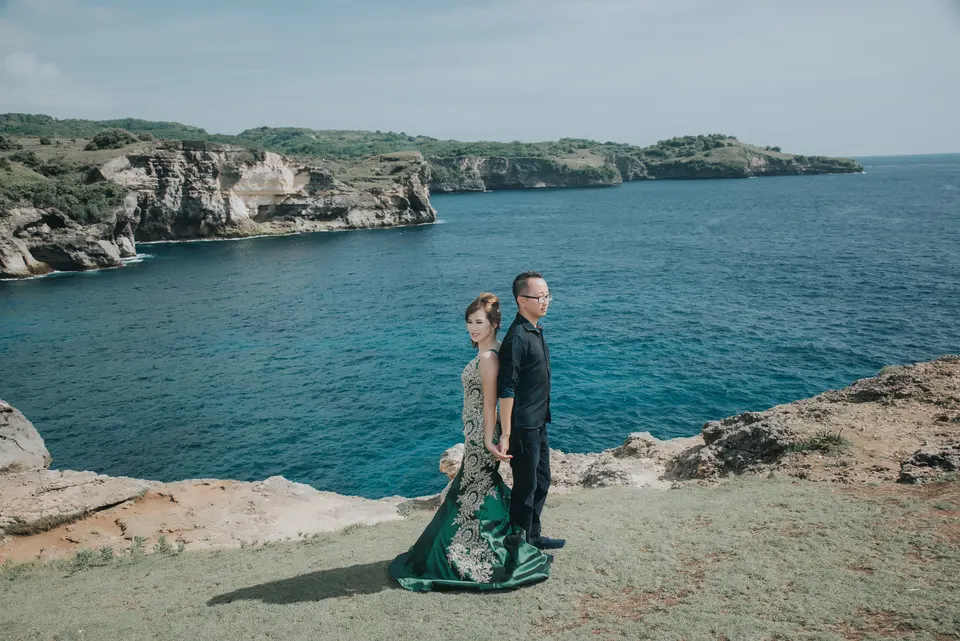Couple standing beside the ocean in Bali